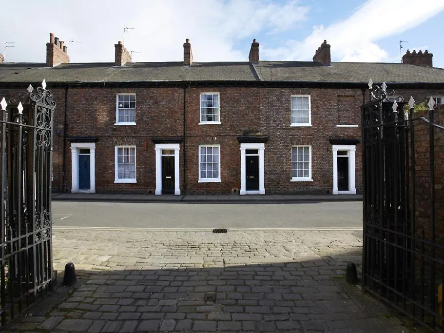 27 George Street Villa York 0*,